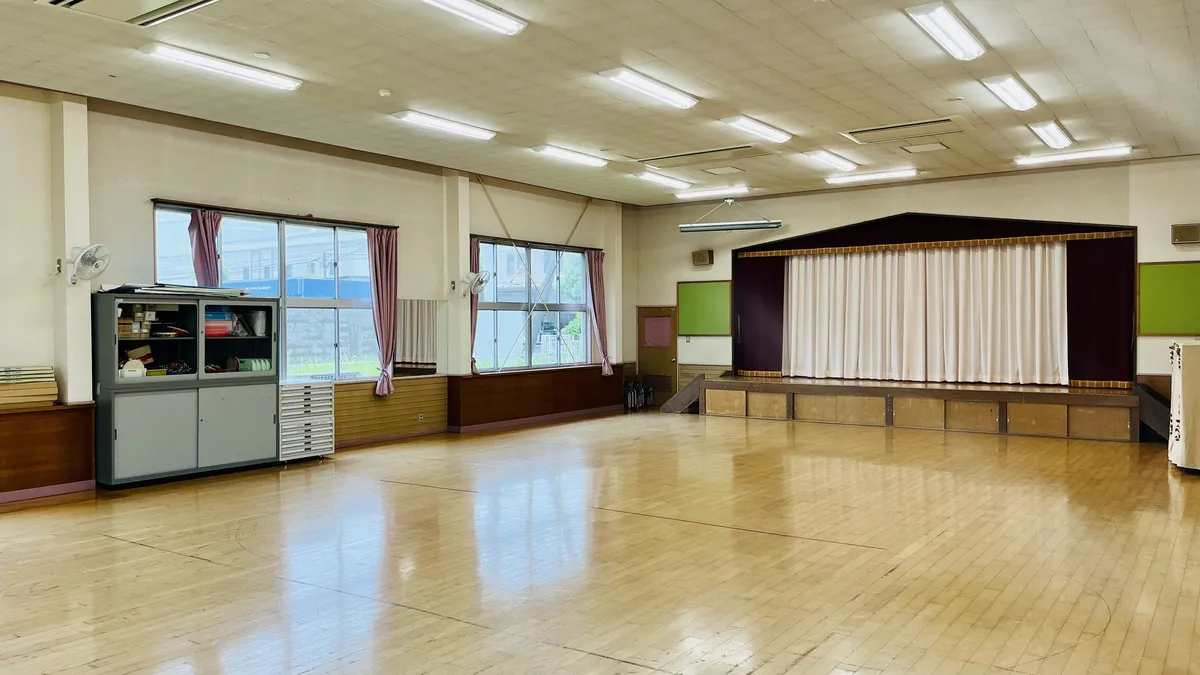 冷暖房完備のホール（全体）