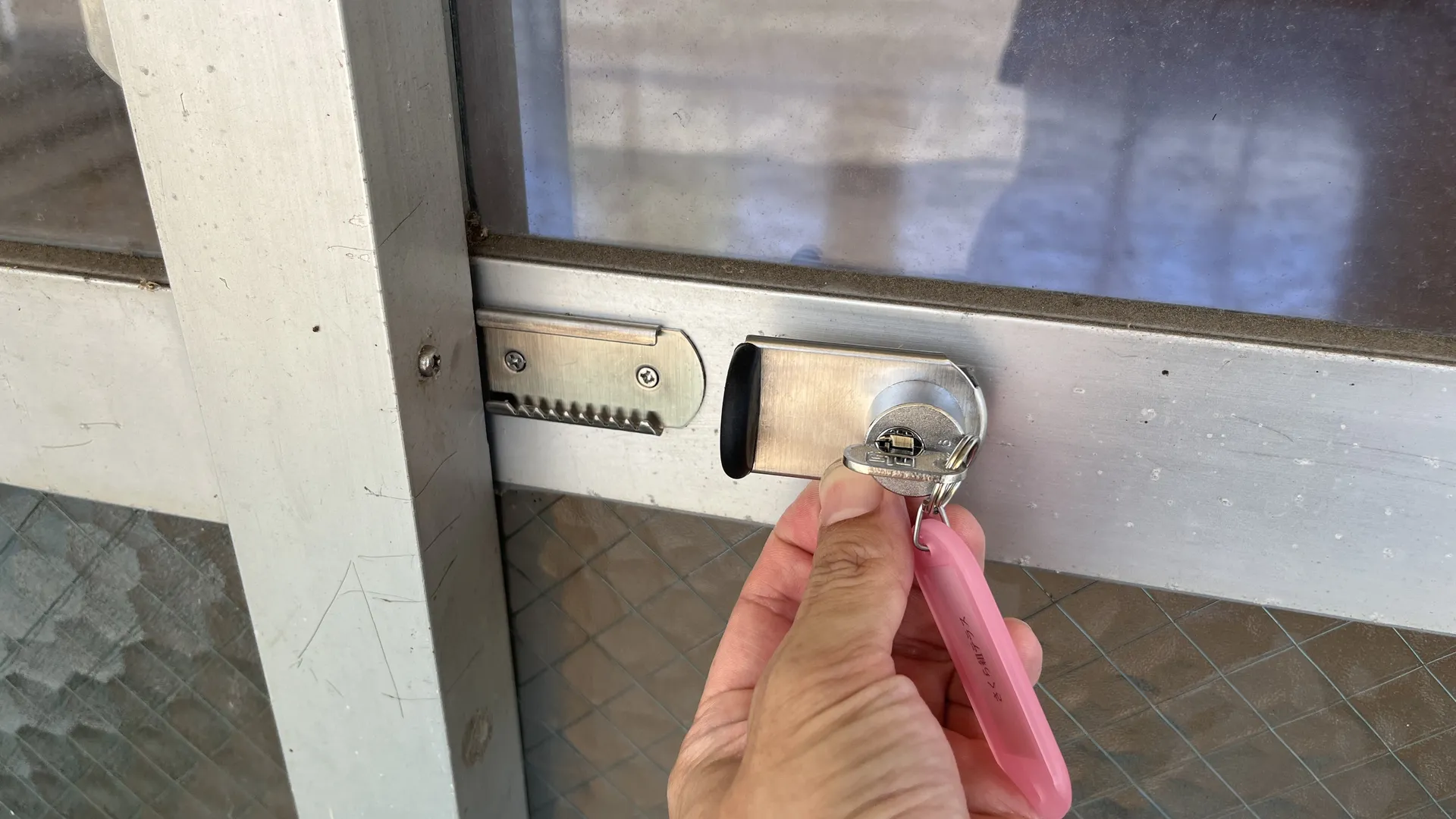 鍵を解除して扉を開ける