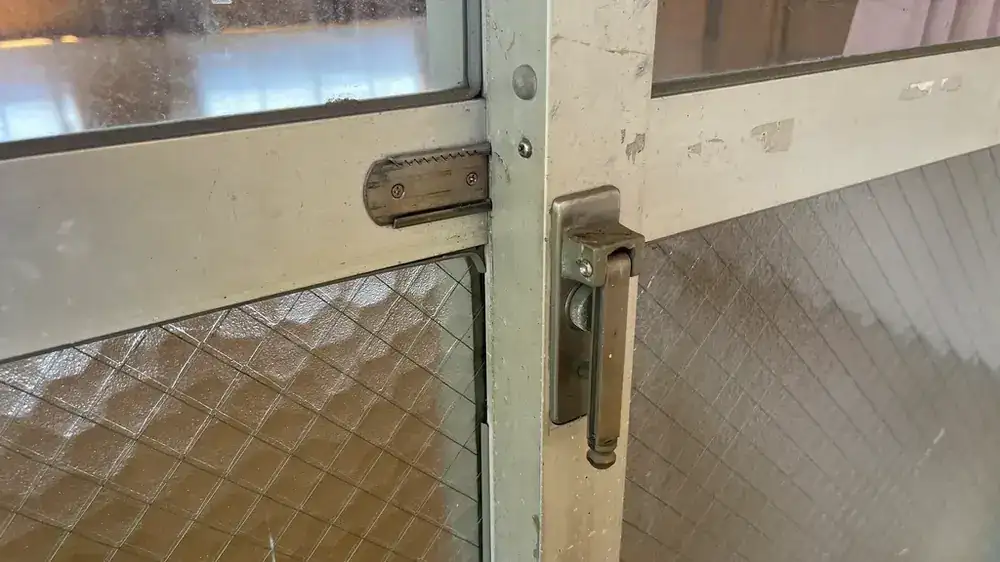 鍵とかんぬきを取り外す